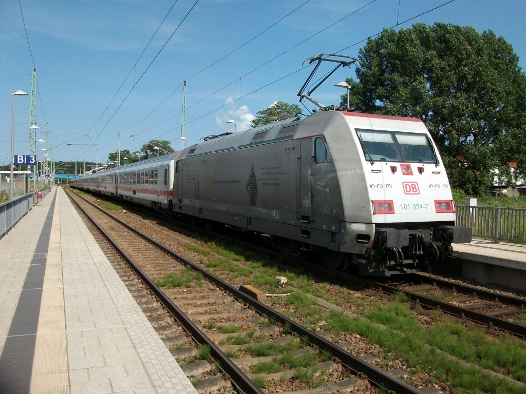 Diesmal eine Aufnahme von meinen Vater der am 10.August 2010 f�r mich 101 034 mit dem IC Koblenz-Binz in Bergen/R�gen fotografierte.