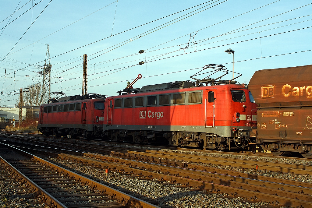 Doppeltraktion  140 799-8 und 140 811-1 mit CIL 48700 von Grokrotzenburg nach Rotterdam Maasvlakte Oost ein leerer Kohlenzug (Selbsentladewagen), hat hier am 19.11.2011 in Kreuztal Hp 1, fhrt auf der KBS 440 Ruhr-Sieg-Strecke weiter in Richtung Hagen.