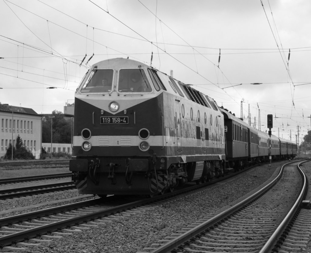 DR-U-Boot 119 158-4 im Rostocker Hbf.(13.08.2011) in S/W