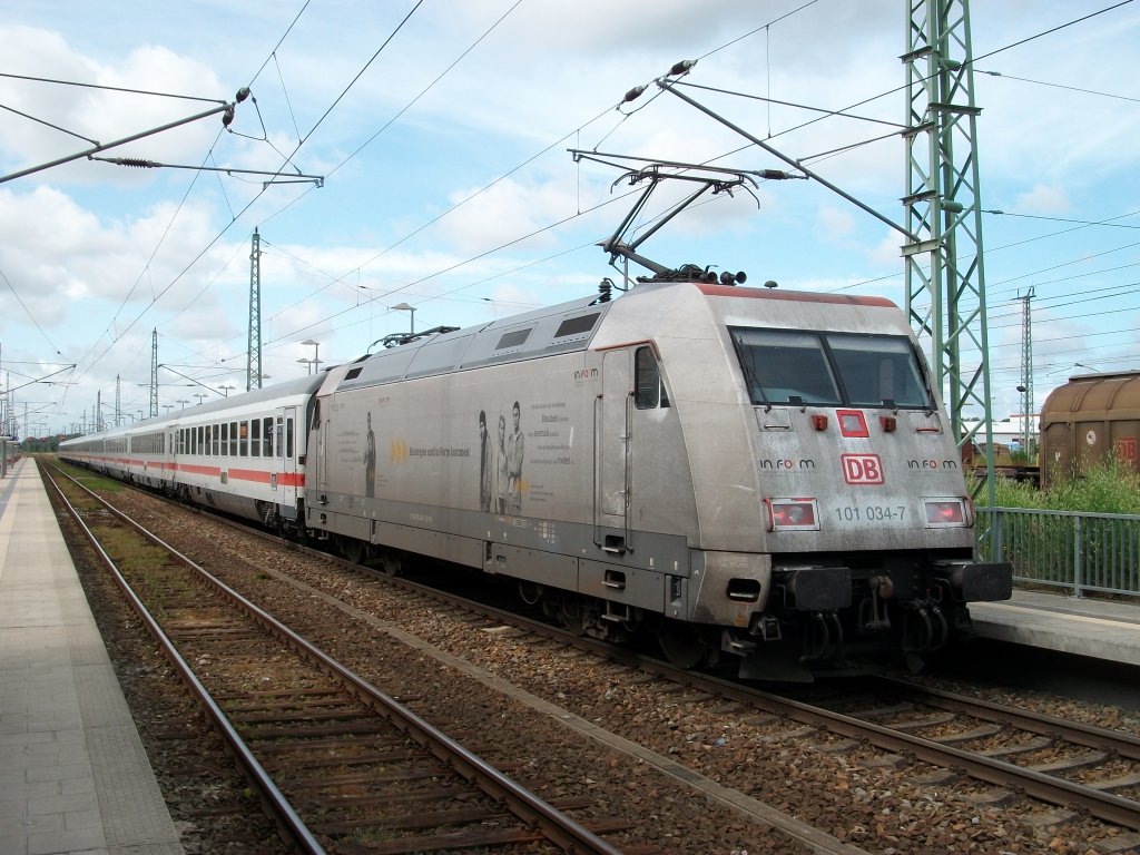  Dreckspatz  101 034 am 06.Juli 2010 mit dem IC 2213 Binz-Stuttgart beim Halt in Bergen/R�gen.