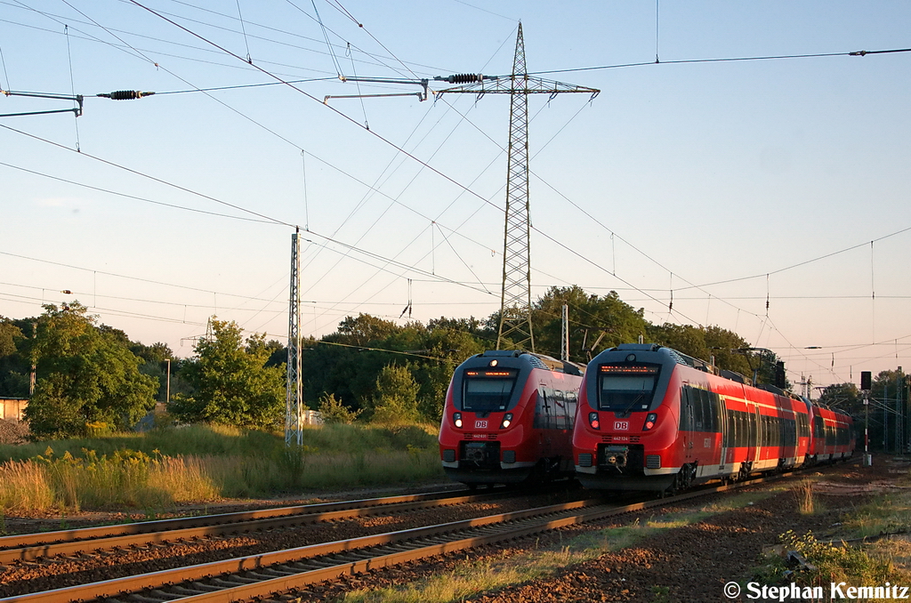 Durch eine leichte Versptungen zweier Umlufe auf der RB21 war dieses treffen in Satzkorn mglich. Rechts das 442er-Dotra 442 124/624 und eine weitere 442er als RB21 (RB 18679) von Berlin Hbf (tief) nach Potsdam Griebnitzsee und Links das 442er-Dotra 442 131/631 & 442 129/629 als RB21 (RB 18678) von Potsdam Griebnitzsee nach Wustermark. Normalerweise findet dieses treffen in Golm stand. 04.09.2012