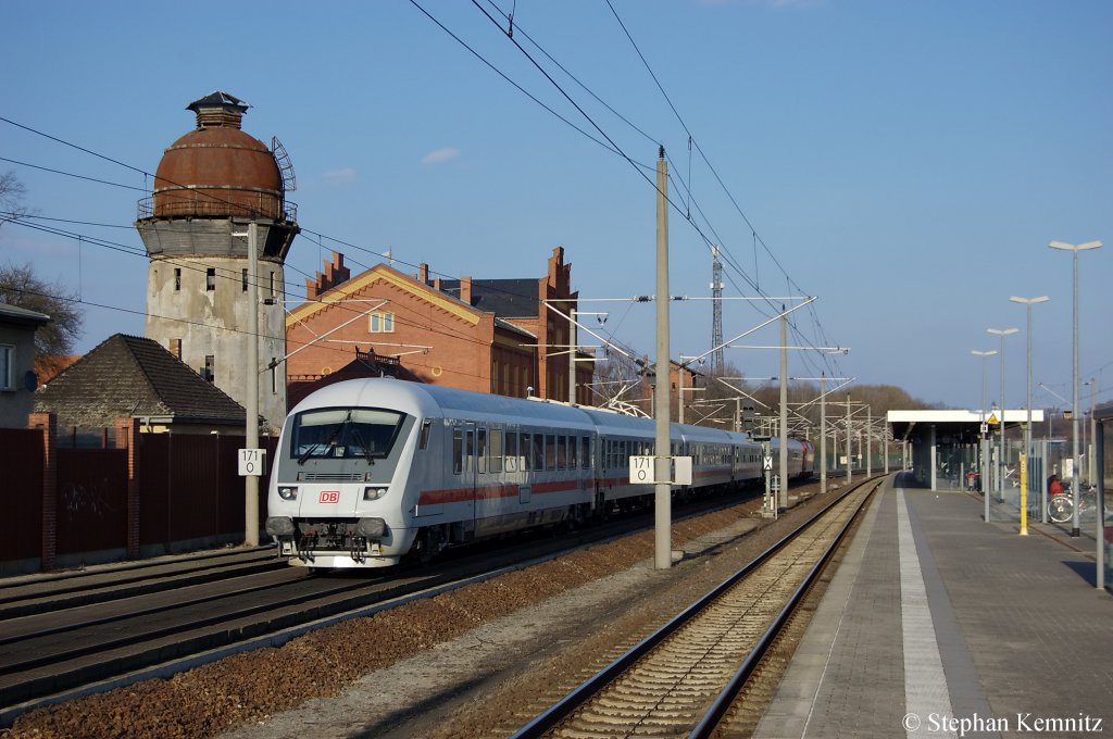 Durch Rathenow fhrt gerade der IC 1924 von Frankfurt(Main) Hbf nach Berlin Sdkreuz. Gezogen wurde der Zug von der 120 133-4. 27.03.2011