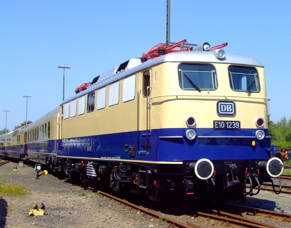 E10 1239 mit Rheingold am 14.08.2010 im Rheinisches Industriebahn-Museum (RIM) in Kln. Die Lok ist wieder in den Anlieferzustand von 1962 zurckversetzt. Die Lok ist eine von den fnf E10´s die 1962 modifizierte bzw. neuentwickelte Drehgestelle bekamen, die ihnen fr den Einsatz vor dem Rheingold eine Hchstgeschwindigkeit von 160 km/h ermglichten.