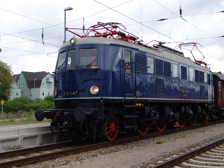 E18 047 steht zur Hanse-Sail mit einem Sonderzug von Halle(Saale)Hbf.nach Warnemnde im Rostocker Hbf.Aufgenommen am 13.08.05 