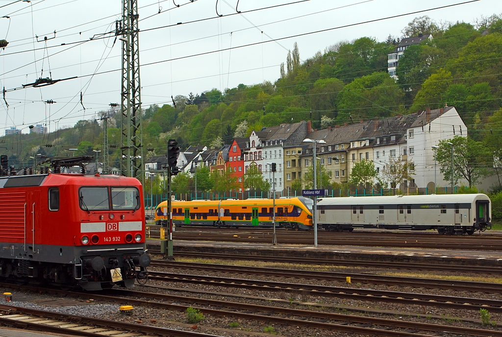 Eigentlich nur ein Sichtungsbild.....(Leider stark von Masten verdeckt)

Ein nagelneuer PESA LINK II mit Schutzwagen der Oberpfalzbahn abgestellt am 28.04.2013 im Hbf Koblenz, aufgenommen aus einem ausfahrenden Sonderzug.

Die Oberpfalzbahn ist eine Marke der Regental-Bahnbetriebs-GmbH, die wiederum zu Netinera gehrt. Die Oberpfalzbahn fhrt hierbei den Zugbetrieb im Auftrag der DB Regio Bayern (Noch bis Ende 2014, dann bernimmt die Regentalbahn GmbH diese Strecken selbst) als Subunternehmen durch. 

Der PESA LINK II (Projektname DMU 120) ist ein Dieseltriebwagen der polnischen Firma PESA. Er wird je nach Kundenwunsch als ein- bis dreiteilige (LINK I-III) sowie vierteilige Variante angeboten.

Diese zweiteiligen Variante hat zwei MTU 6H 1800 R85L Motoren mit einer Leistung von jeweils 390 kW (530 PS). Die Motoren erfllen die Stage-IIIb-Abgasnorm und beschleunigen die Triebwagen auf bis zu 120 Km/h. 
Weitere Technische Daten (zweiteilig der Oberpfalzbahn)
Achsformel: B'2'B'
Lnge ber Kupplung (Scharfenberg): 43.730 mm
Sitzpltze: 124 (103 feste Sitze, 21 Klappsitze)
Pltze fr Rollstuhlfahrer: 2
Fahrradpltze: 6

Auch die Deutsche Bahn und PESA unterzeichneten auf der InnoTrans 2012 einen Rahmenvertrag ber bis zu 470 PESA Link. Der bis Ende 2018 laufende Vertrag hat ein Volumen von 1,2 Mrd. Euro. Er umfasst ein-, zwei- und dreiteilige Regionalverkehrstriebwagen zum Einsatz bei DB Regio.
