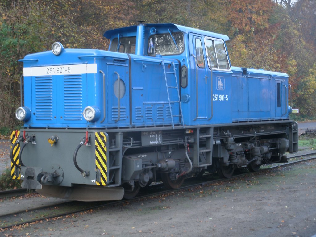 Eigentlich wre 251 901 schon im Winterschlaf,doch auf Grund von Umbauarbeiten in Ghren wird die Lok dort gebraucht.Aufnahme vom 05.November 2011.