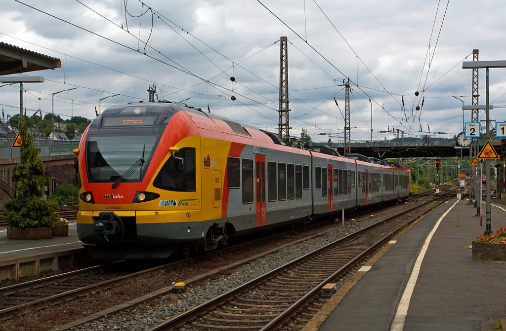 Ein 5-teiliger Flirt 429 046 / 546 der HLB (Hessischen Landesbahn) als RE 99 (Main-Sieg-Express) Frankfurt - Gieen - Siegen fhrt am 21.07.2012 in den Hbf Siegen ein.