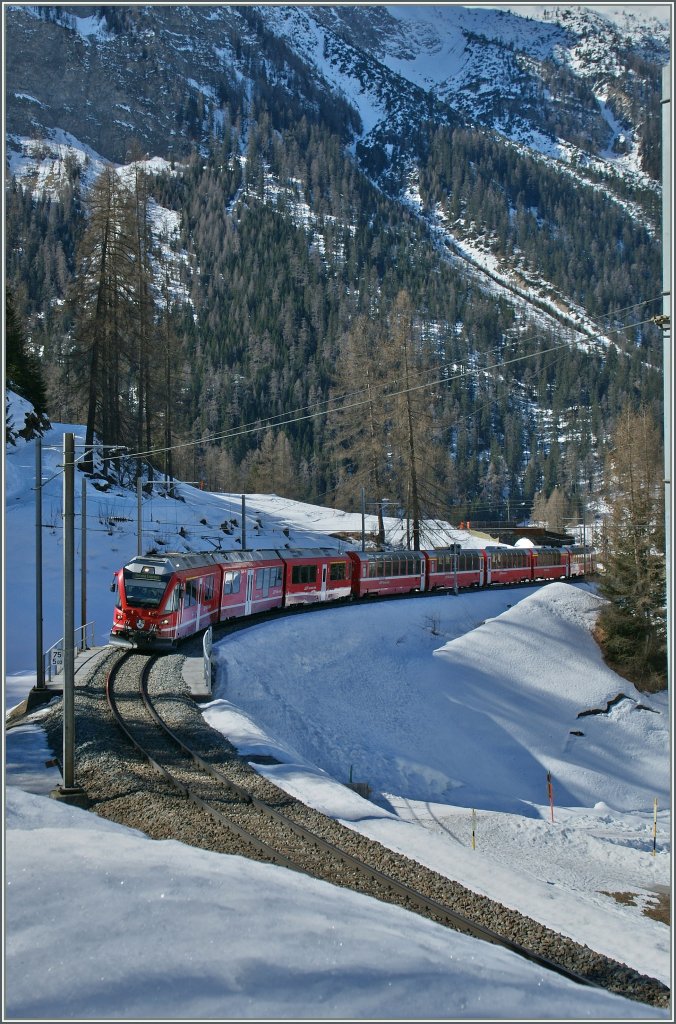 Ein Allegra schlngelt sich mit dem Berinaexpress durch die Kehrschleifen oberhalb von Bergn.
16. Mrz 2013 