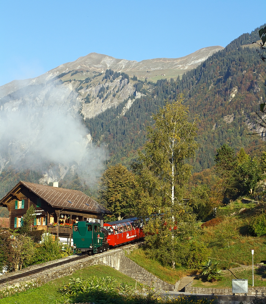 Ein Ausblick am 01.10.2011 morgens aus dem Hotelfenster, die Heizl befeuerte Lok 15 der BRB fhrt von Brienz zum Rothorn (2244 m . M.) hinauf. Die Lok wurde 1996 bei der SLM unter Fabrik-Nr. 5690 gebaut. Gleich ist sie schon wieder veschwunden.