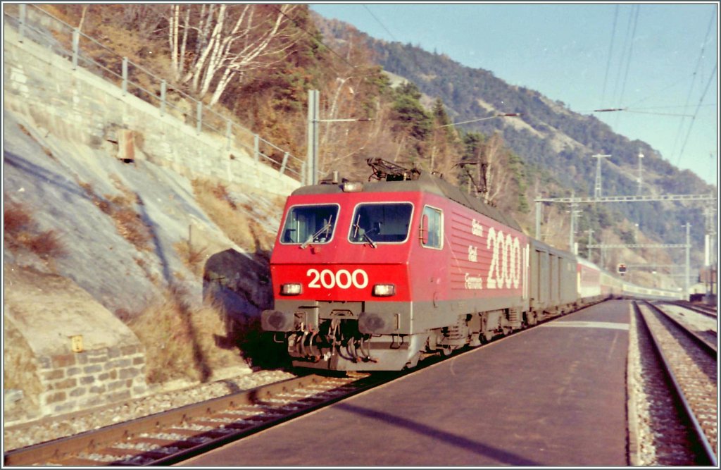 Ein Bild aus alten Tagen: SBB Re 4/4 IV mit dem EC  Ltschberg  in Hohtenn.
November 1991 