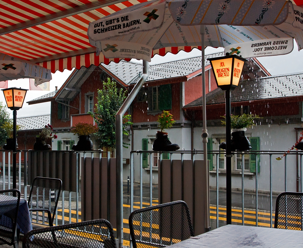 Ein Bild f�r Christine - war es so irgendwie gedacht? Brienz am 29.09.2012 es regnet aber wir drei (Christine, Stefan und ich) haben auf der Terrasse des Bistro-Restaurant Rothorn Unterschlupf gefunden.