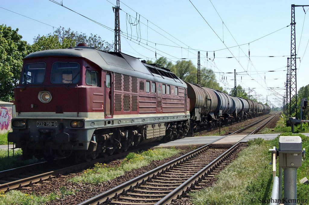 Ein bisschen alter DR Flair auf dem Westlichen Berliner Au�enring. 232 158-6 der LEG noch in alter DR-Lackierung mit einem Kesselzug in Priort. 07.05.2011 