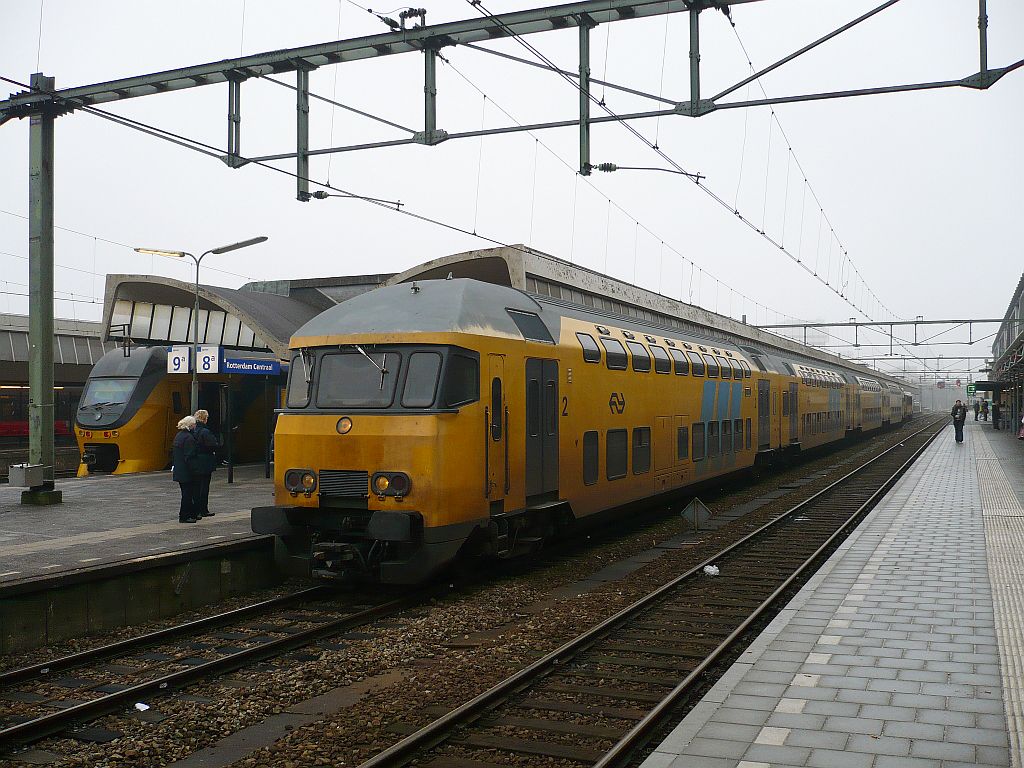 Ein DDAR-IV auf Gleis 8, Rotterdam Centraal Station 02-02-0211.

NS treinstel type DDAR-IV op spoor 8, Rotterdam Centraal Station 02-02-0211.