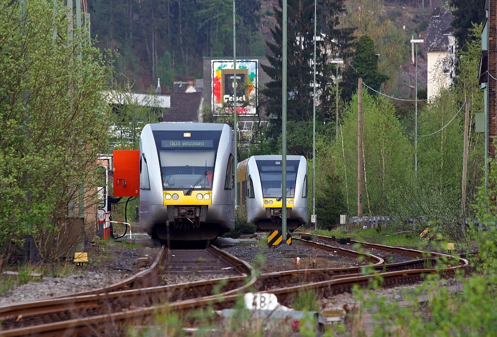 Ein Dieseltriebwagen brauch halt Diesel: Stadler GTW 2/6 der Hellertalbahn bei der Betankung am 28.04.2012 in Betzdorf/Sieg.