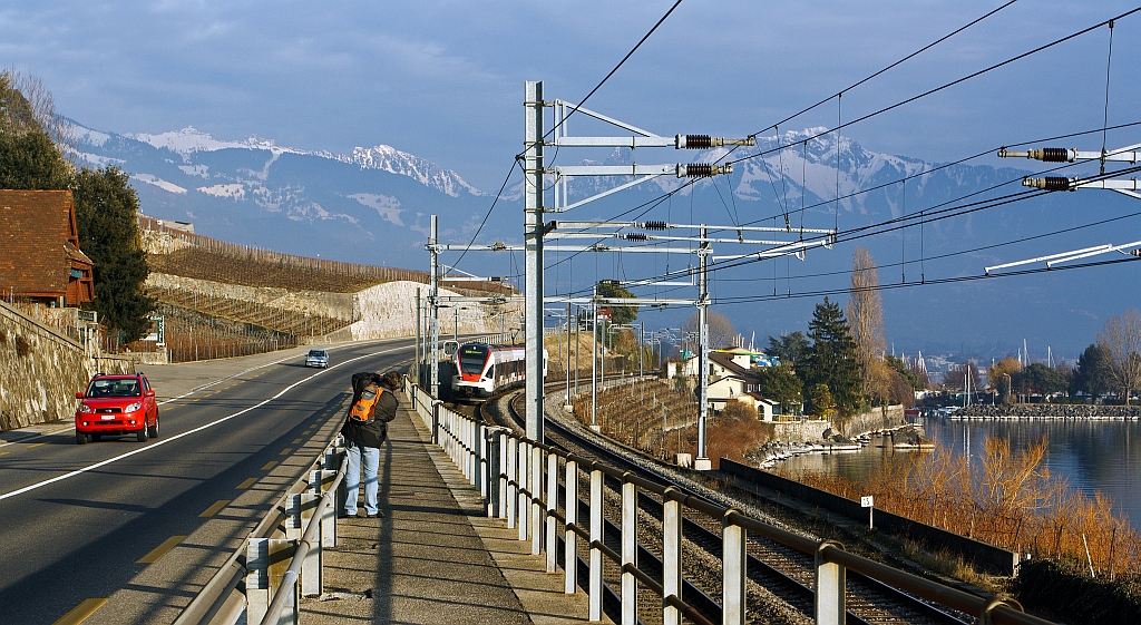 Ein doppelter Nachschu: Mir ging der Stadler FLIRT  RABe 523 030 der SBB (RER Vaudois) als S3 (Allaman–Lausanne–Vevey –Montreux–Villeneuve) fast durch die Lappen, der andere Fotograf bekommt ihn besser, da der Zug nun einen Rechtsbogen fhrt. Hier am 25.02.2012  bei St. Saphorin.