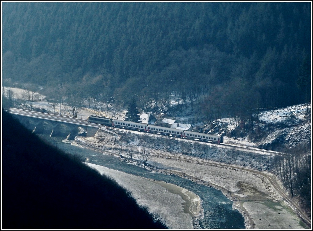 Ein eiskaltes Bild, welches die Sauerbrcke in Michelau einmal aus einer ganz anderen Perspektive zeigt. Der Aussichtspunkt  Gringlee  in Lipperscheid bietet nicht nur einen wunderbaren Blick auf die Sauerschleife, sondern auch noch auf den IR 113 Liers - Luxemburg, welcher soeben den Tunnel Bourscheid verlassen hat und nun die Sauerbrcke erreicht. (Jeanny)