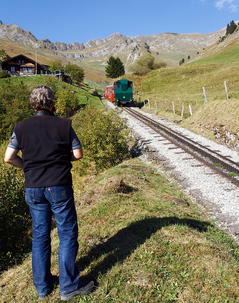 Ein Fotograf wartet auf den richtigen Moment......die Heizl befeuerte BRB 14 am 01.10.2011 vor die Linse zu bekommen und abzudrcken, hier kurz vor der Mittelstation Planalb. 