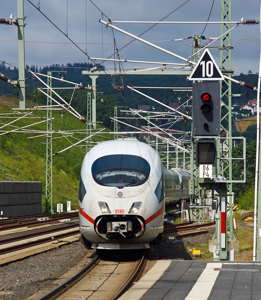 Ein ICE 3 (zwei gekuppelte Triebzge) kommt am 18.07.2012 von Kln und fhrt in den ICE Bahnhof Montabaur ein.