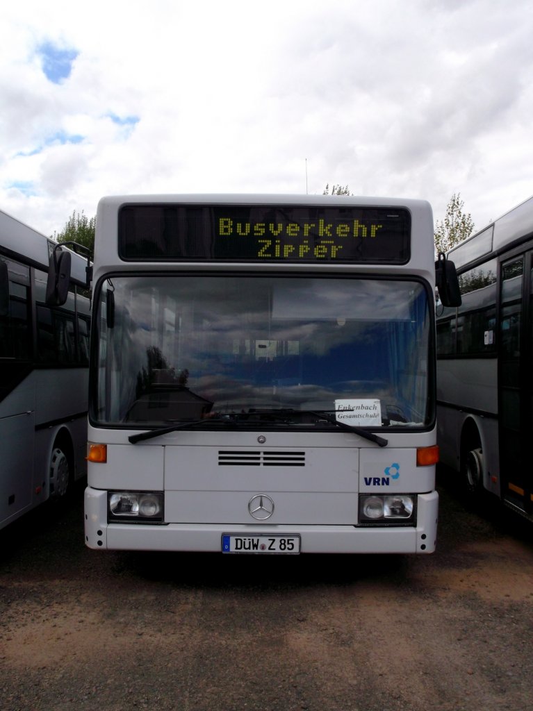 Ein Mercedes-Benz O 405 GN2 von Busverkehr Zipper GmbH, abgestellt auf einem Parkplatz in Hettenleidelheim am 03.10.2012. Werktags wird das Fahrzeug im Schlerverkehr eingesetzt. Ehemaliger Bus der Technischen Werke Kaiserslautern.