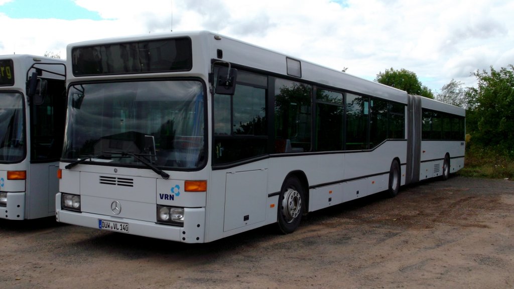 Ein Mercedes-Benz O 405 GN2 von Eistal-Bus GmbH, abgestellt auf einem Parkplatz in Hettenleidelheim am 03.10.2012. Werktags wird das Fahrzeug im Schlerverkehr eingesetzt.