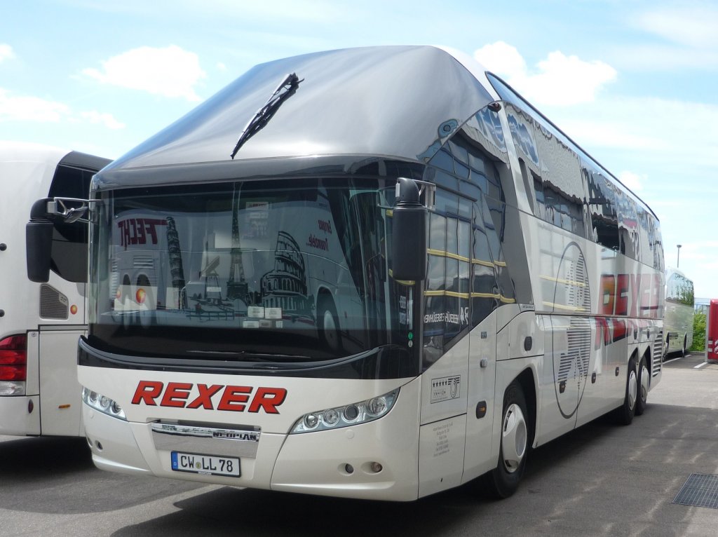 Ein Neoplan-Starliner 2 , derFa. Rexer aus Calw in Herrenberg-G�ltstein am 27.05.2013