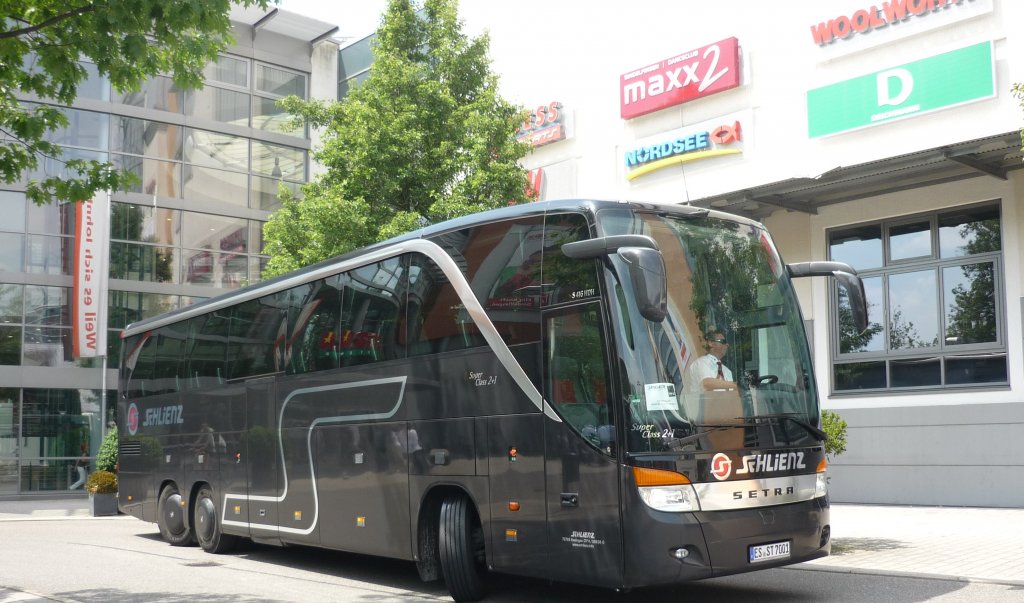 Ein Setra S 416 HDH in 2+1 Bestuhlung, der Fa Schlienz-Reisen aus Kernen in Sindelfingen ZOB