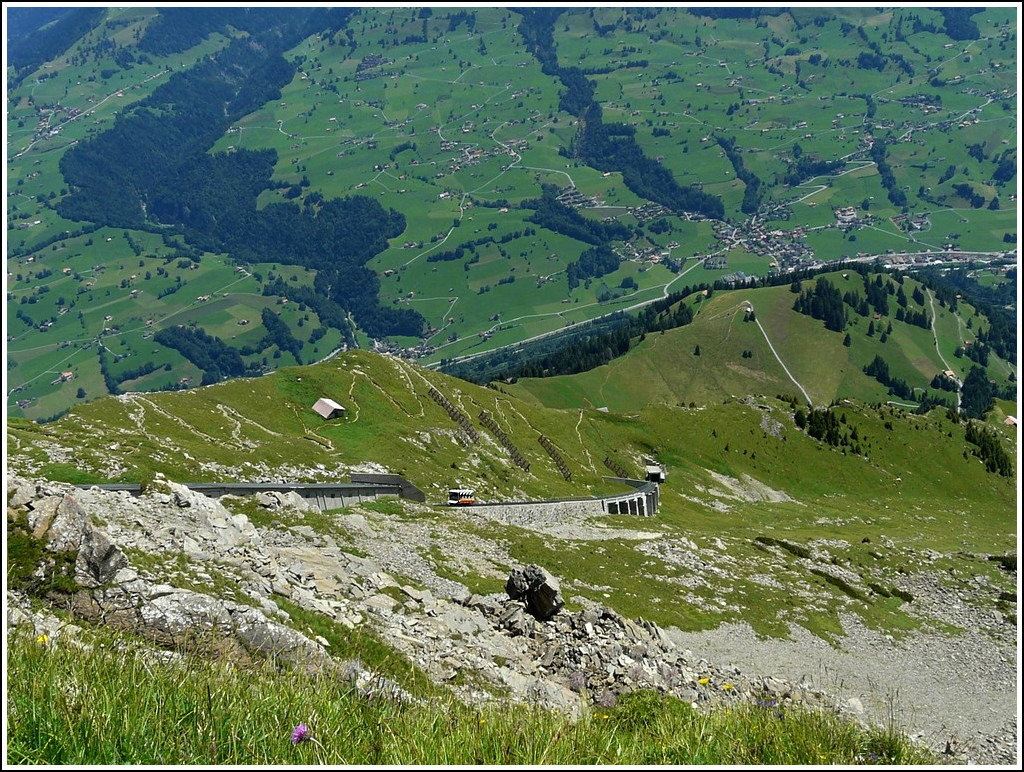 Ein Suchbild, welches nur fr absolut schwindelfreie Menschen geeignet ist. ;-) In Mlenen im Kandertal (693 m) ist der Ausgangspunkt der Standseilbahn zum Niesen-Kulm (2362 m). Diese Standseilbahn besteht aus 2 Sektionen und hat eine Gesamtlnge von 3500 Meter. Die Gesamtfahrzeit betrgt 26 Minuten. Die erste Sektion hat eine Lnge von 2100 Meter, eine minimale Steigung von 15% und eine maximale Steigung von 66%, die Steigung auf dem zweiten Teilstck betrgt minimal 35% und maximal 68% und hat logischerweise ein Lnge von 1400 Metern Diese Bahn wurde 1906 gebaut und die Betriebserffnung fand im Jahr 1910 statt. 29.07.2008 (Jeanny)