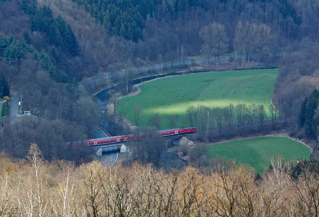 Eine 111er mit dem RE 9 (Rhein-Sieg-Express) Aachen-Kln-Siegen, hier berquert er die Sieg am 01.04.2012 kurz hinter Freusburg. Aufgenommen vom Otto-Turm bei Kirchen-Keckersdorf.