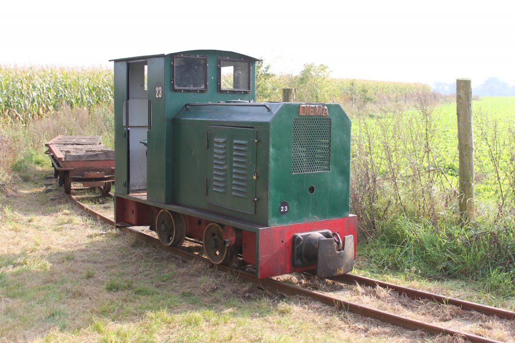 Eine 600 mm Feldbahnlok der Firma DIMA 
Eigentum des Deutschen Feld und Kleinbahnmuseum Deinste e.V
Nr.23 Trgt die Lok und Stand Oben beim Museum Lutjenkamp zum Rangieren am 03.10.2011 