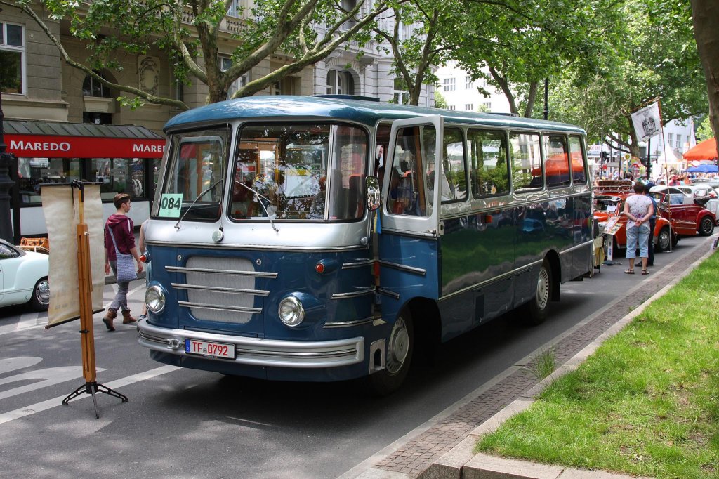 Eine absolute Rarit�t ist dieser vom VEB Zwickau gebaute Reisebus
vom Typ H 3 B, Baujahr 1952, den sein Besitzer am 7.6.2013 im Rahmen
eines Oldtimer Treffen auf dem Kudamm in Berlin pr�sentierte.
Nach Aussage des Besitzers gibt es insgesamt nur noch drei dieser
Bustypen!