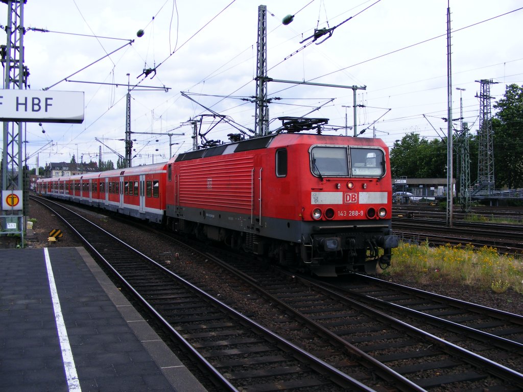 Eine DB 143 ist am 20.06.2008 mit einem S-Bahn-Wendezug im Dsseldorfer Hauptbahnhof unterwegs.