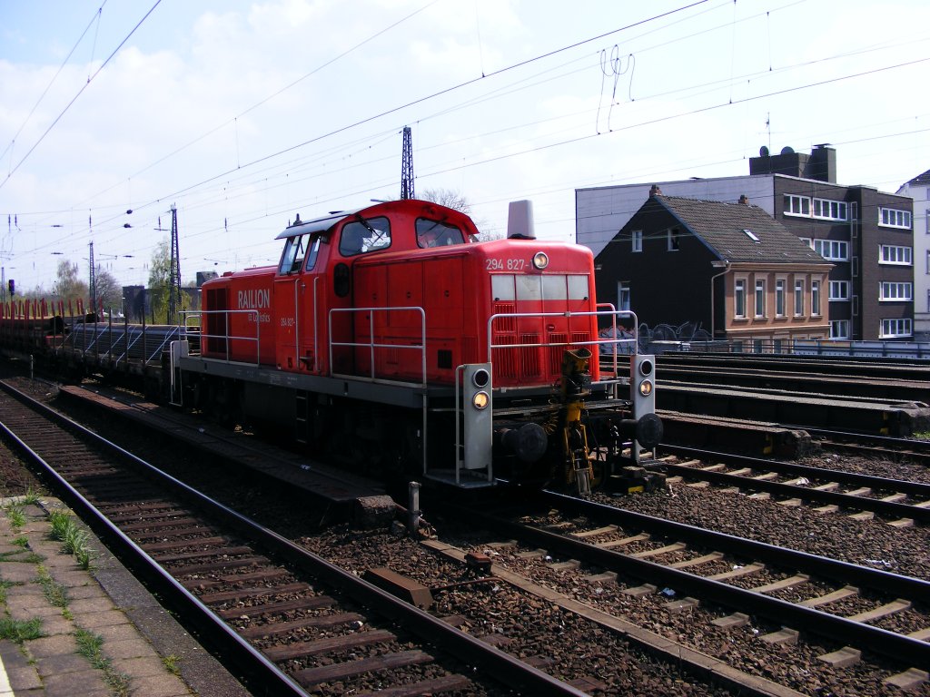 Eine DB 294 ist am 17.04.2008 mit einem G�terzug im Bahnhof von Herne unterwegs.