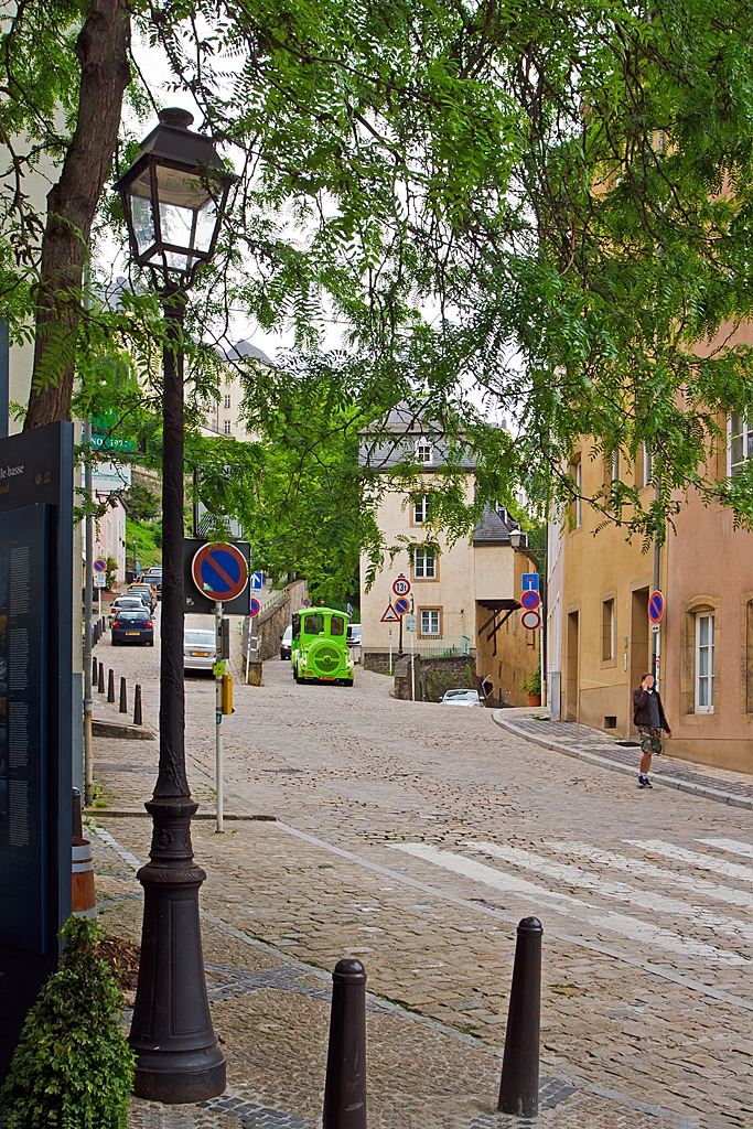 Eine Impression in Luxemburg Stadt / Stad L�tzebuerg / Ville de Luxembourg am 14.06.2013, der Zug kommt....:
Auch wenn es nur ein  Petit-Train .
