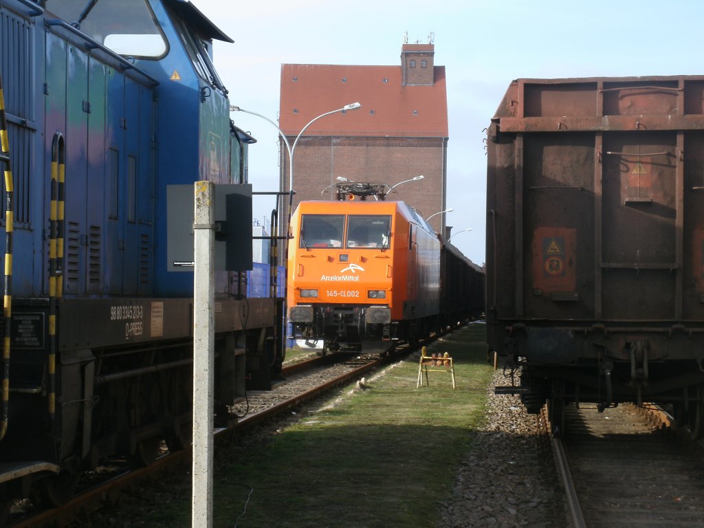 Eine L�cke im Stralsunder Nordhafen,am 27.Februar 2013,ausgenutzt um die EKO-Trans 145-CL002 zufotografieren.