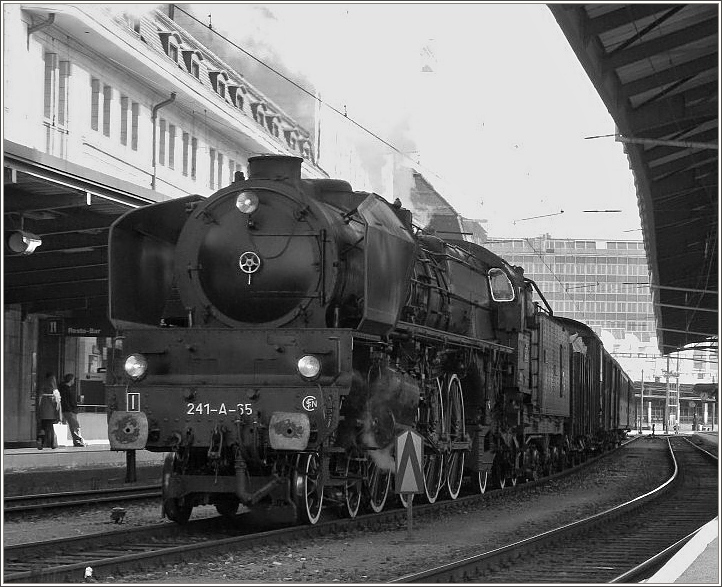 Eine Schwarzweissvariation der 241-A-05 in Lausanne am 08.03.2008.