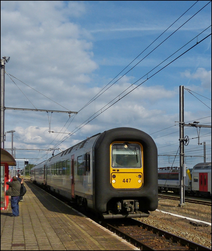 Eine typisch belgische Erscheinung, die Gumminase AM (Automotrice) 96 447 durchfhrt am 23.06.2012 den Bahnhof La Louvire Sud. (Hans)

Die Reihe AM 96 der Belgischen Staatsbahn ist eine Reihe von 160 km/h schnellen dreiteiligen Elektrotriebfahrzeug-Einheiten. Jede Einheit besteht aus je einem Wagen der Typen Bx, B und ADx.

Die Zge werden hauptschlich im innerbelgischen Schnellzugdienst (IC und IR) der NMBS/SNCB eingesetzt, erreichen aber auch auf drei grenzberschreitenden InterCity-Linien Lille (Frankreich) und Luxemburg (Stadt).

Charakteristisch ist bei diesen Fahrzeugen der Fhrerstand, welcher von einer Gummiwulst umgeben ist - weshalb diese Fahrzeuge liebevoll Gumminasen oder auch abwertend Klobrillen genannt werden - und dessen Mittelteil (Steuertisch), welches bei der Vereinigung von mehreren Einheiten seitlich wegklappbar ist.

Fahrzeugnummern:
441-490: Zweisystemfahrzeuge fr 3 kV= und 25 kV~
501-547: Einsystemfahrzeuge 3 kV = mit GTO-Traktionsstromrichter
548-570: Einsystemfahrzeuge 3 kV = mit IGBT-Traktionsstromrichter

Technische Daten der AM 96:

Hersteller: BN (La Brugeoise et Nivelles) / ACEC (Ateliers de contruction lectriques de Charleroi)
Anzahl: 120
Baujahr(e): 1996–1999
Achsformel: Bo'Bo'+2'2'+2'2'
Spurweite: 1435 mm (Normalspur)
Lnge ber Kupplung: 79.200 mm
Breite: 2860 mm
Hchstgeschwindigkeit: 160 km/h
Stundenleistung: 1.400 kW
Strombertragung: Oberleitung
Anzahl der Fahrmotoren: 4
