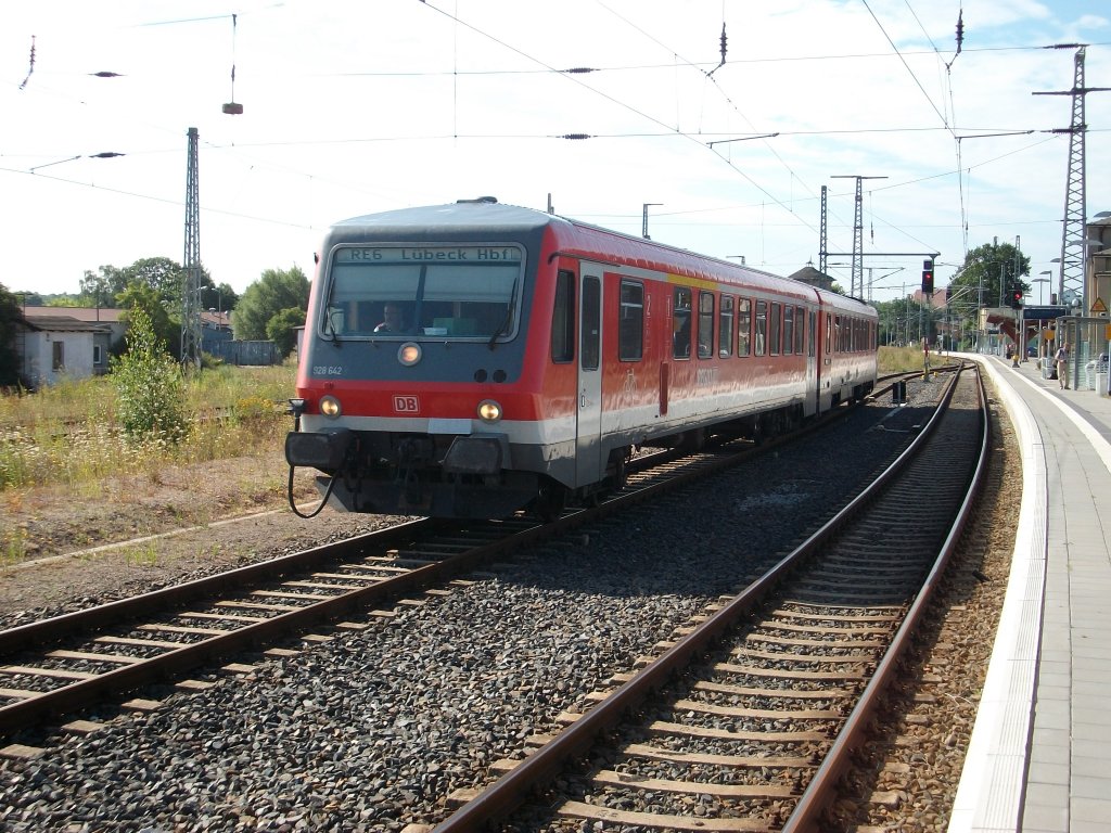 Einen kleinen Umweg legt 928 642 bei der Ausfahrt aus Pasewalk nach L�beck am 31.Juli 2010 ein.
