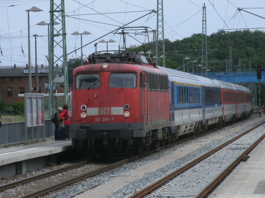 Einfahrt EC 379 Binz-Brno,am 15.Juni 2011 in Bergen/Rgen,nicht mit einer 115 bespannt,sondern mit der auf Rgen selten fahrenden 113 268.