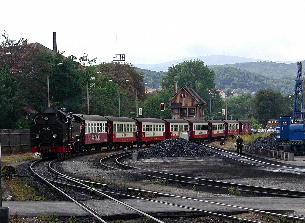 Einheitsdampflokomotive 99 222 der HSB  (Harzer Schmalspurbahnen) zieht einen Zug Tender voraus am 20 Aug. 2003 zum HSB Bf. Wernigerode.