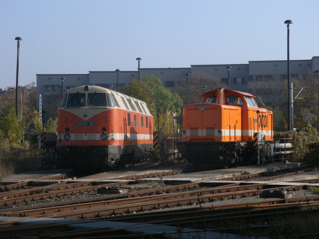 Endlich hatte ich mal das Gl�ck  die Dicke Babelsbergerin  LOCON 301 und daneben 208,ebenfalls von LOCON,ohne Gegenlicht in der Est Berlin Lichtenberg zufotografieren.Aufnahme am 29.Oktober 2011 zur Mittagszeit.