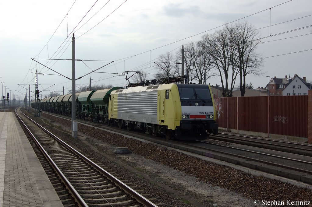 ES 64 F4 - 205 (189 205-8) Dispolok im Dienst fr die ITL mit ITL eigenden Fcs Waggon in Rathenow in Richtung Wustermark unterwegs. 03.04.2011