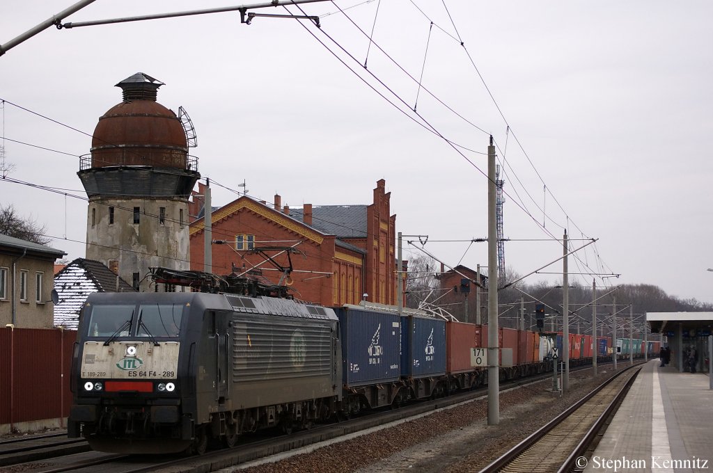 ES 64 F4 - 289 (189 289-2) von der MRCE im Dienst f�r die ITL mit einem Containerzug in Rathenow in Richtung Stendal unterwegs. 14.02.2011