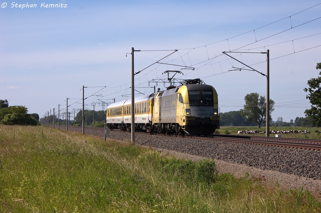 ES 64 U2 - 006 (182 506-6) MRCE - Mitsui Rail Capital Europe GmbH f�r DB Systemtechnik GmbH mit einem Gleismesszug in Vietznitz und fuhr in Richtung Nauen weiter. 17.06.2013