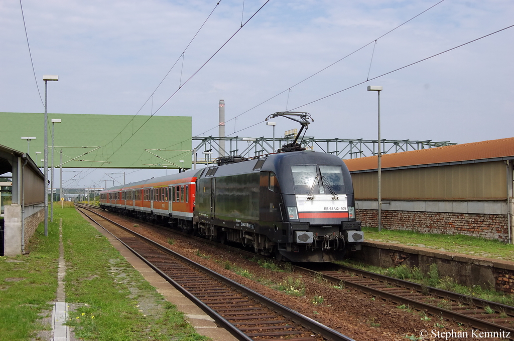 ES 64 U2 - 009 (182 509-2) MRCE Dispolok GmbH im Dienst fr die DB Regio AG mit der RB20 (RB 16317) von Eisenach nach Halle(Saale)Hbf am Haltepunkt Leuna Werke Sd. 23.08.2011