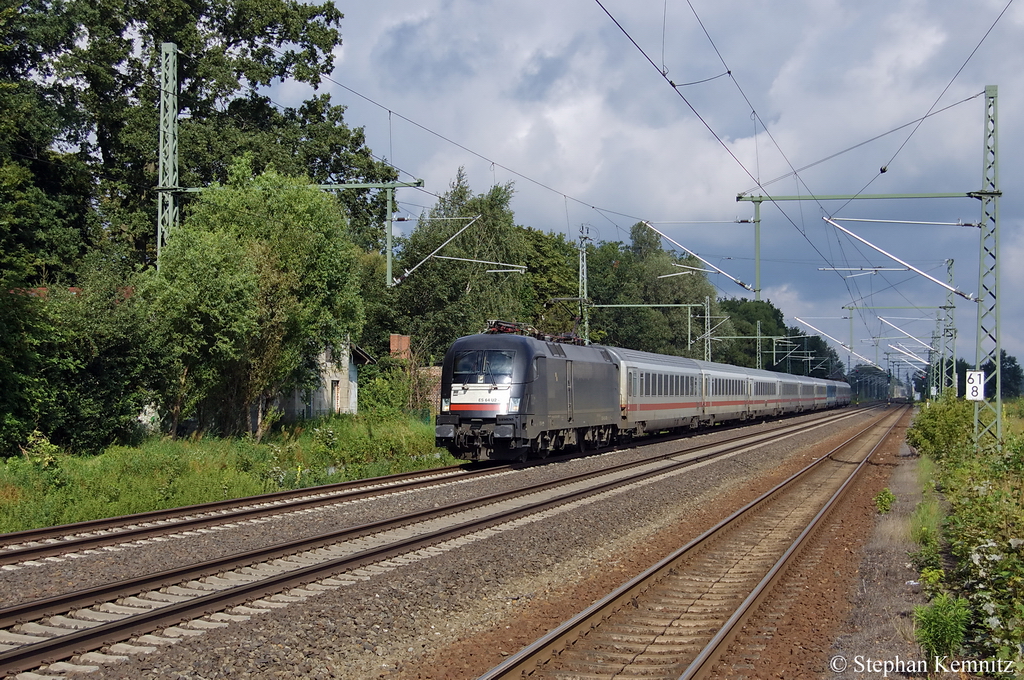 ES 64 U2 - 030 (182 530-6) MRCE im Dienst fr die DB Fernverkehr AG mit dem EC 175 von Hamburg-Altona nach Budapest-Keleti pu in Friesack(Mark). 13.08.2011