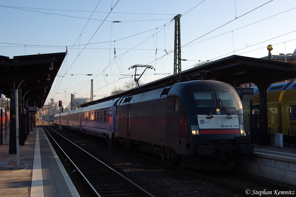 ES 64 U2 - 034 (182 534-8) MRCE Dispolok GmbH fr DB Fernverkehr AG mit dem EC 249 von Hamburg Hbf nach Krakow Glowny in Uelzen. 23.03.2012