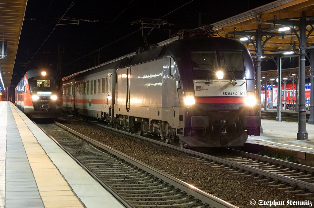 ES 64 U2 - 072 (182 572-8) MRCE Dispolok GmbH f�r DB Fernverkehr AG mit dem EC 248 von Krakow Glowny nach Hamburg-Altona und 642 699 als RB13 nach Braunschweig in Stendal. 11.01.2012