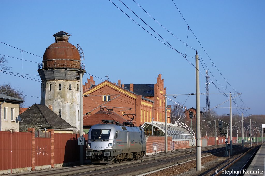 ES 64 U2 - 100 (182 600-7) von der Hupac als LZ in Rathenow in Richtung Stendal unterwegs. 28.01.2011