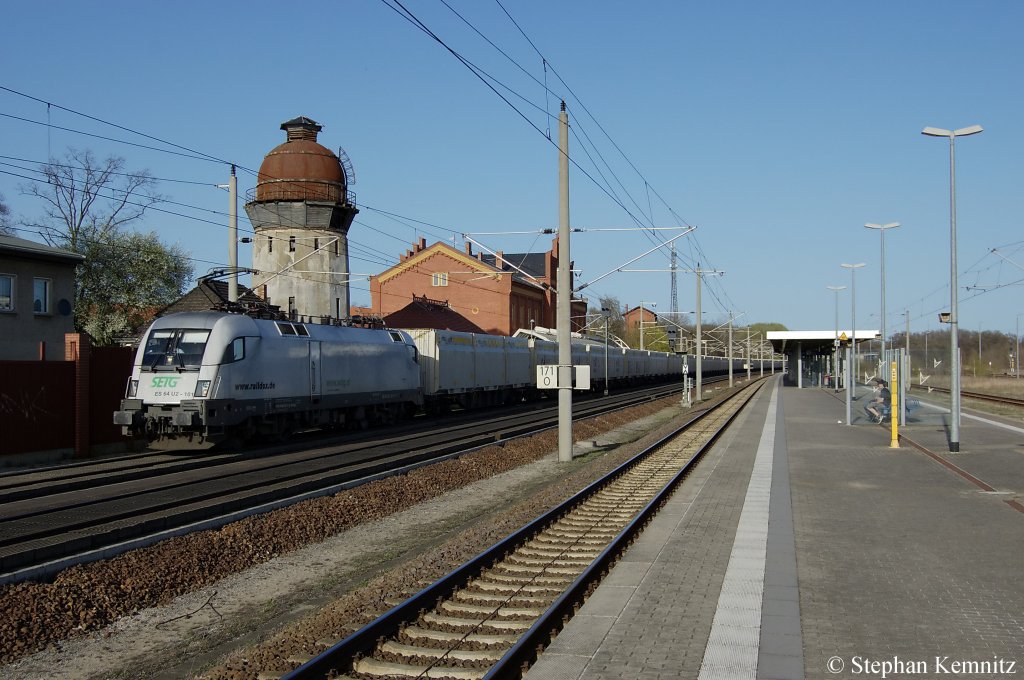 ES 64 U2 - 101 (182 601-5) Hupac im Dienst f�r Raildox/SETG mit Hackschnitzelzug in Rathenow in Richtung Stendal unterwegs. 10.04.2011