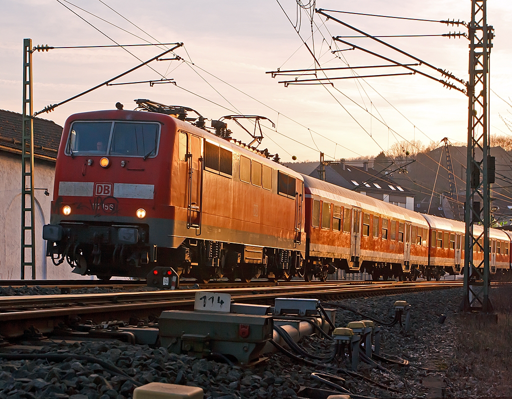 Es gibt auch noch Silberlinge: Die 111 156-6 zieht 5 Silberlinge  als Verstrkerzug (Umlauf 11381) in der Hauptverkehrszeit des RE 9 - Rhein Sieg Express (RSX) Aachen - Kln - Siegen, hier am 05.03.2013 17:34 Uhr (bei km 122,8) kurz nach dem verlassen des Bahnhofes Betzdorf/Sieg.